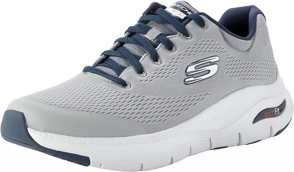 This lightweight shoe comes with a cushion that keeps your feet comfortable.